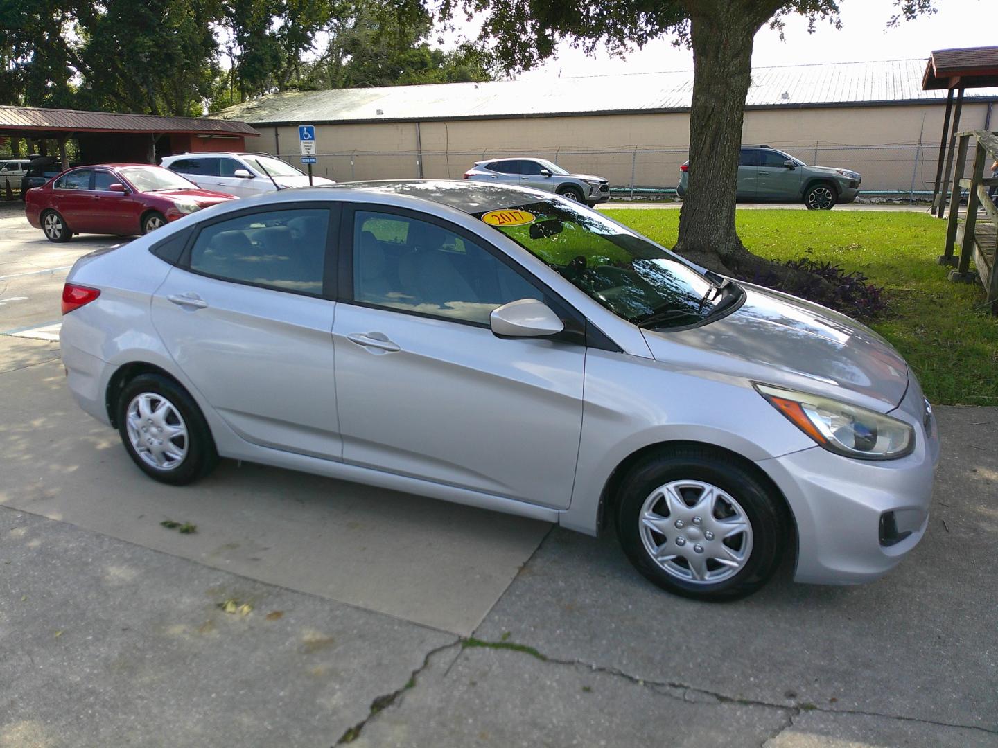 2017 SILVER HYUNDAI ACCENT SE (KMHCT4AE6HU) , located at 1200 Cassat Avenue, Jacksonville, FL, 32205, (904) 695-1885, 30.302404, -81.731033 - Photo#2